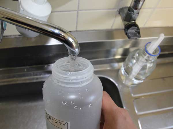 井戸・水質検査（取水作業）
